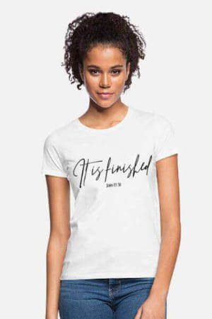 Frau mit christlichem "It is finished" T-Shirt